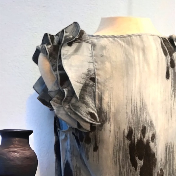 BANANA REPUBLIC BLUE & BLACK RUFFLE TOP SIZE SMALL - Picture 4 of 7